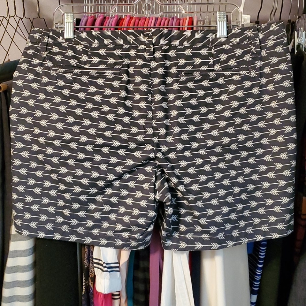 Calling gray and white canvas shorts - Picture 2 of 2